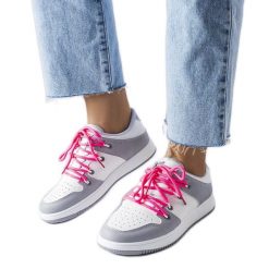 Białe retro sneakersy Shari. Białe trampki bez wzorów, bez zapięcia. Za 82.20 zł.