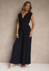 Granatowy Kopertowy Kombinezon Wide Leg Zdobiony Plisami i Paskiem z Klamrą Salirella. Niebieskie sukienki Renee, na wesele, l, z aplikacjami, eleganckie, bez kołnierzyka, bez ramiączek, kopertowe. Za 89.99 zł.