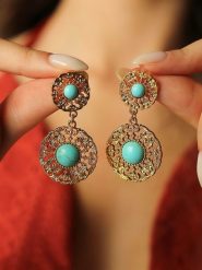 Pierres de Jade Pozłacane kolczyki-wkrętki z turkusami rozmiar: onesize. Niebieskie kolczyki Pierres de Jade, z turkusem, pozłacane. Za 43.99 zł.