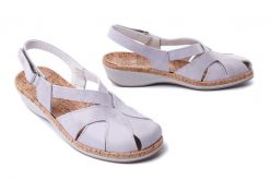 SUAVE 720017-91 ivory, sandały damskie. Szare sandały Suave, bez wzorów, bez obcasa, na koturnie, bez zapięcia. Za 379.90 zł.