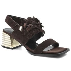 Sandały damskie S.Barski, cholewka ze skóry naturalnej na stabilnym obcasie z metalicznym detalem i efektowną aplikacją kwiatową nadają stylizacji el. Brązowe sandały S.BARSKI, z aplikacjami, ze skóry, eleganckie, bez obcasa, na obcasie, bez zapięcia. Za 319.00 zł.