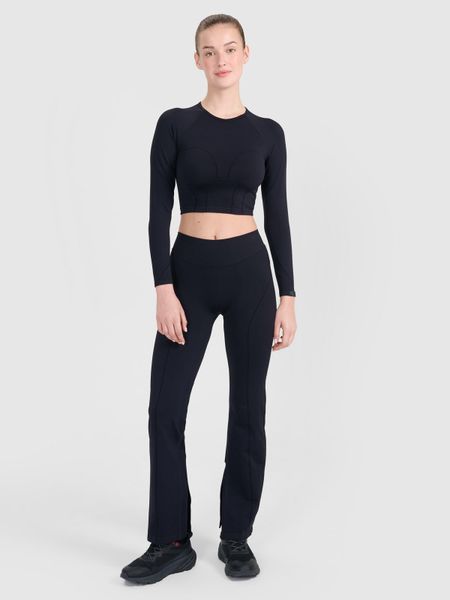 4F Spodnie treningowe bezszwowe z rozszerzanymi nogawkami damskie - czarne M/L. Czarne spodnie dresowe 4f, l, bez wzorów. W wyprzedaży za 79.99 zł.