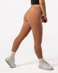 Damskie legginsy 7/8 na jogę i pilates, bez przedniego szwu – karmelowy. Brązowe legginsy AESTHETIC WOLF, s, bez wzorów, z dzianiny, z podwyższonym stanem. Za 149.99 zł.
