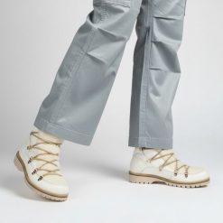 Botki damskie Kampa, cholewka ze skóry naturalnej wnętrze ocieplane i sznurowane, białe, Z652-444-510. Białe botki KAMPA, na zimę, bez wzorów, ze skóry, bez obcasa, bez zapięcia. Za 339.00 zł.