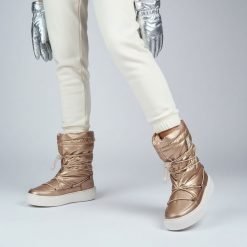 Śniegowce damskie Big Star, z połączenia materiału tekstylnego i syntetycznego z pikowaną metaliczną cholewką regulowanym sznurowaniem, beżowe, KK274. Brązowe botki Big Star, bez wzorów, ze skóry ekologicznej, bez obcasa, na platformie, bez zapięcia. Za 209.00 zł.