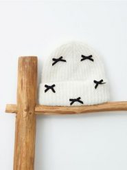 Czapka premium z alpaki z ozdobnymi kokardami - kremowy. Białe czapki Sinsay, bez wzorów. Za 29.99 zł.
