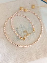 Atelier MIU Pozłacany naszyjnik z elementami ozdobnymi - dł. 42 cm rozmiar: onesize. Różowe naszyjniki Atelier MIU, pozłacane. Za 74.63 zł.