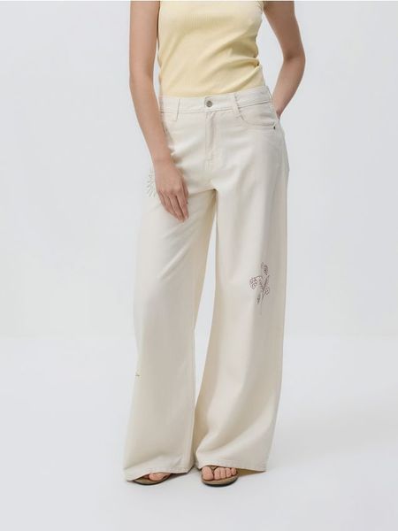 Jeansy wide leg - złamana biel. Jeansy Reserved, bez wzorów. W wyprzedaży za 79.99 zł.