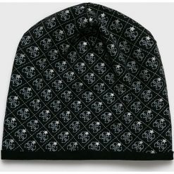 Guess Jeans - Czapka. Czarne czapki Guess Jeans, z aplikacjami, z bawełny. W wyprzedaży za 99.90 zł.