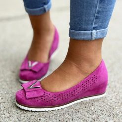 Fuksjowe ażurowe czółenka damskie na koturnie M.Daszyński Sa199-6. Czerwone czółenka M.Daszyński, w ażurowe wzory, z zamszu, z okrągłym noskiem, bez obcasa, na koturnie, bez zapięcia. Za 169.00 zł.