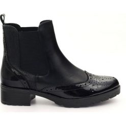 Czarne Caprice botki sztyblety buty damskie 25405. Czarne botki Caprice, na jesień, bez wzorów, z lakierowanej skóry, bez obcasa, na obcasie, bez zapięcia. W wyprzedaży za 379.00 zł.