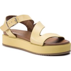 Sandały INUOVO - 112003 Lime. Żółte sandały Inuovo, bez wzorów, ze skóry, bez obcasa, bez zapięcia. W wyprzedaży za 209.00 zł.