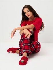 Świąteczne kapcie z motywem renifera - czerwony. Czerwone obuwie domowe Sinsay, bez wzorów, bez zapięcia. Za 25.99 zł.