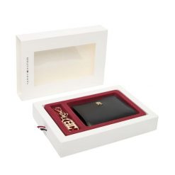 Zestaw portfel i brelok Tommy Hilfiger. Czarne portfele TOMMY HILFIGER, bez wzorów. Za 319.99 zł.