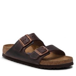 Klapki Birkenstock. Brązowe klapki Birkenstock, bez wzorów, bez obcasa. Za 579.99 zł.
