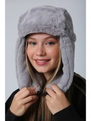 Lucky Bees Czapka w kolorze jasnoszarym rozmiar: onesize. Szare czapki Lucky Bees, bez wzorów, z futra. Za 43.99 zł.