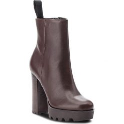 Botki GUESS - FLNCH4 LEA10 DBROW. Brązowe botki Guess, z aplikacjami, z materiału, bez obcasa, na obcasie, bez zapięcia. W wyprzedaży za 469.00 zł.
