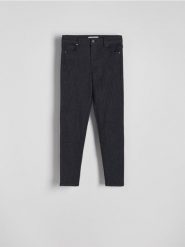 Jeansy slim fit z błyszczącymi drobinkami - czarny. Czarne jeansy Reserved, bez wzorów. W wyprzedaży za 79.99 zł.