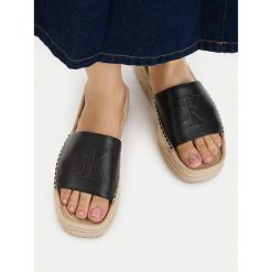 Klapki Calvin Klein. Czarne klapki Calvin Klein, bez wzorów, bez obcasa. Za 258.99 zł.