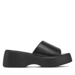 Klapki DeeZee. Czarne klapki DeeZee, bez wzorów, bez obcasa. Za 119.99 zł.