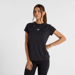 Koszulka damska New Balance WT51223BK – czarna. Czarne bluzki New Balance, m, bez wzorów, z materiału, eleganckie, bez kołnierzyka, bez ramiączek. Za 199.99 zł.
