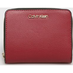 Calvin Klein - Portfel. Brązowe portfele Calvin Klein, bez wzorów, z materiału. Za 239.90 zł.