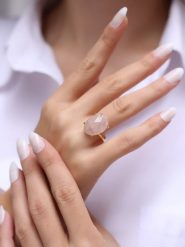Pierres de Jade Pozłacany pierścionek z kwarcem rozmiar: onesize. Różowe pierścionki Pierres de Jade, z kwarcem, pozłacane. Za 79.03 zł.