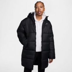 Kurtka uniwersalna damska Nike W Nsw Tf Snfl Nk Clsc Prka. Czarne kurtki Nike, na jesień, l, bez wzorów, z materiału, z kapturem. Za 756.00 zł.