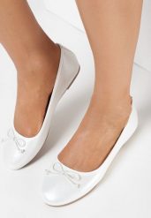 Białe Balerinki Enenor. Białe baleriny Born2be, bez wzorów, z jeansu, bez obcasa, na płaskiej podeszwie. Za 59.99 zł.