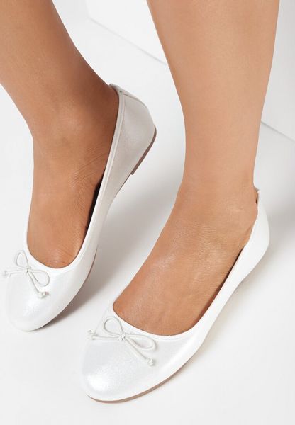 Białe Balerinki Enenor. Białe baleriny Born2be, bez wzorów, z jeansu, bez obcasa, na płaskiej podeszwie. Za 49.99 zł.