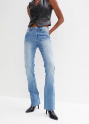 Dżinsy z rozkloszowanymi nogawkami, mid waist, ze stretchem. Niebieskie jeansy bonprix, bez wzorów. Za 114.99 zł.