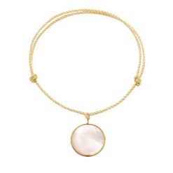 Bransoletka z medalikiem z masy perłowej w ramce ze złota próby 585 na grubym złotym sznurku premium. Żółte bransoletki Lilou, z perłą, złote. Za 817.00 zł.