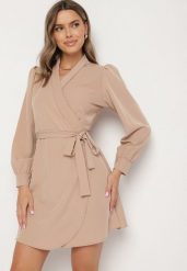 Beżowa Kopertowa Sukienka Ozdobiona Paskiem Nalimera. Brązowe sukienki Born2be, l, bez wzorów, eleganckie, bez kołnierzyka, bez ramiączek, mini, kopertowe. Za 129.99 zł.