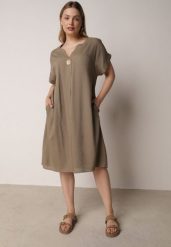 Ciemnobeżowa Pudełkowa Sukienka z Lnem i Wiskozą Zdobiona Metalicznym Guzikiem Phisoth. Brązowe sukienki Born2be, do pracy, na lato, plus size, z aplikacjami, z bawełny, biznesowe, bez kołnierzyka, plus size, bez ramiączek, midi. Za 89.99 zł.