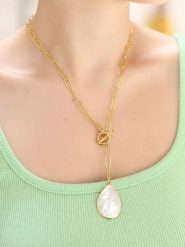 L'Atelier de Gaia Pozłacany naszyjnik z zawieszką - dł. 50 cm rozmiar: onesize. Białe naszyjniki L'Atelier de Gaia, z perłą, pozłacane. Za 52.99 zł.