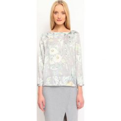 BLUZKA DŁUGI RĘKAW KLASYCZNA. Szare bluzki TOP SECRET, bez wzorów, eleganckie, bez kołnierzyka, bez ramiączek. W wyprzedaży za 49.99 zł.