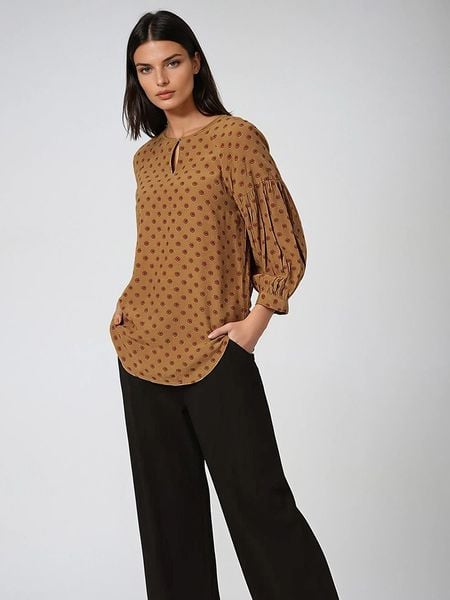 Marks & Spencer Bluzka w kolorze karmelowo-różowym rozmiar: 36. Brązowe bluzki Marks & Spencer, bez wzorów, z wiskozy, bez kołnierzyka, bez ramiączek. Za 74.28 zł.