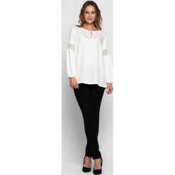 Bluzka z koronkowymi wstawkami przy rękawach RABARBAR. Białe bluzki RABARBAR, bez wzorów, z koronki, eleganckie, bez kołnierzyka, bez ramiączek. Za 199.00 zł.