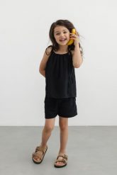 MINI spodenki BAWEŁNIANE w kolorze TOTALLY BLACK - WISSPER-116-122 (6-7). Czarne szorty Marsala, bez wzorów, z bawełny, klasyczne. W wyprzedaży za 17.48 zł.