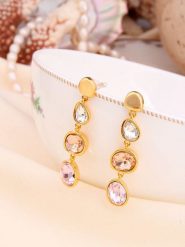 L'Atelier de Gaia Pozłacane kolczyki-wkrętki z cyrkoniami rozmiar: onesize. Brązowe kolczyki L'Atelier de Gaia, z cyrkonią, pozłacane. Za 69.99 zł.