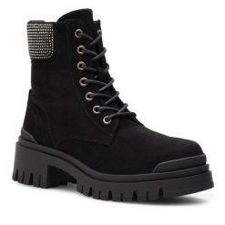Botki DeeZee. Czarne botki DeeZee, bez wzorów, bez obcasa, na płaskiej podeszwie, bez zapięcia. Za 125.99 zł.