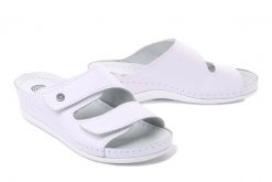 DR. BRINKMANN 703790-3 weiss, klapki damskie. Białe klapki Dr. Brinkmann, bez wzorów, ze skóry, bez obcasa. Za 206.43 zł.