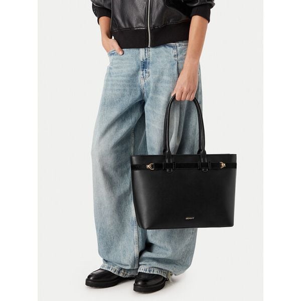 Torebka JENNY. Czarne shopper Jenny, bez wzorów, bez dodatków. Za 149.99 zł.