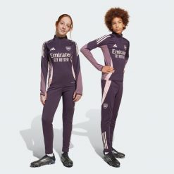 Spodnie Arsenal Tiro 24 Training. Czarne spodnie dresowe Adidas, bez wzorów, z dresówki, do piłki nożnej. W wyprzedaży za 195.30 zł.