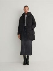 Pikowany płaszcz - czarny. Czarne płaszcze Reserved, l, bez wzorów, z tkaniny, bez kaptura. W wyprzedaży za 79.99 zł.