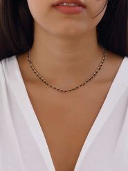 Nakkash Pozłacany naszyjnik z kryształami - dł. 42 cm rozmiar: onesize. Żółte naszyjniki Nakkash, z kryształem, metalowe. Za 39.99 zł.