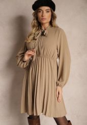 Ciemnobeżowa Plisowana Sukienka o Eleganckim Kroju z Wiązaniem przy Dekolcie i Gumką w Pasie Belorinda. Brązowe sukienki Renee, na co dzień, bez wzorów, eleganckie, bez kołnierzyka, bez ramiączek, mini, kopertowe. Za 69.99 zł.
