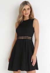Czarna Sukienka Mini z Ozdobnymi Wycięciami w Talii Semira. Czarne sukienki Born2be, m, w ażurowe wzory, z koronki, bez kołnierzyka, bez ramiączek, mini, rozkloszowane. Za 129.99 zł.