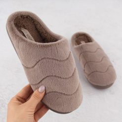 Kapcie domowe damskie futerkowe brązowe UNISOFT 6622. Brązowe obuwie domowe marka niezdefiniowana, bez wzorów, z tkaniny, bez zapięcia. Za 55.99 zł.