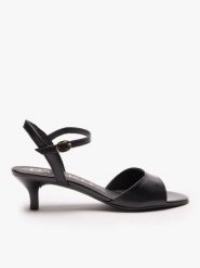 Czarne sandały na obcasie. Czarne sandały Ryłko, bez wzorów, z gumy, eleganckie, z okrągłym noskiem, bez obcasa, na obcasie, bez zapięcia. Za 399.99 zł.